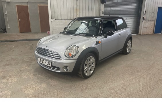 2007 Mini Cooper in silver metallic with recent camchain, full leather and refurbished alloys